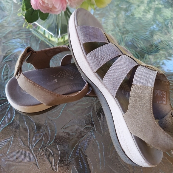 Clarks Gray/white woman's sandals. Size 8M. Comfortable Summer Vacation Gift Sof - Picture 2 of 6